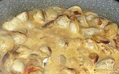 Накрыть крышкой и протушить минуты три.