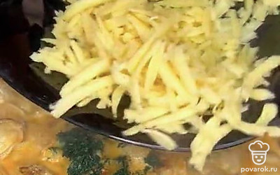 Добавить твердый натертый сыр и зелень.