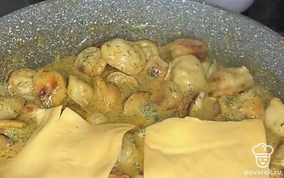 Добавить плавленый сыр. Опять накрыть крышкой и дождаться полного растворения сыра.