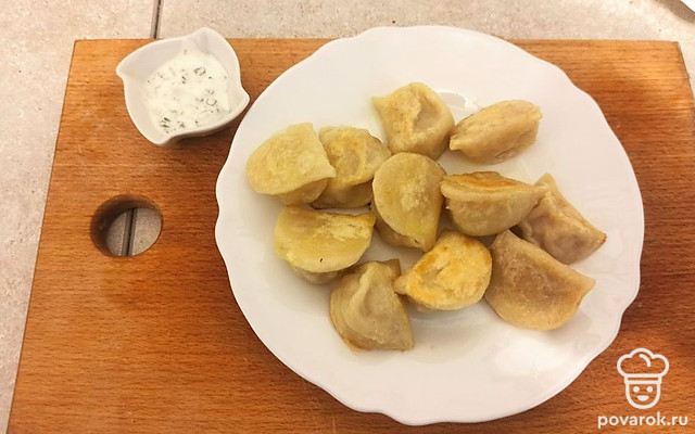 Жареные пельмешки со сметанно-чесночным соусом — Рецепт с фото