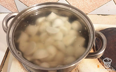 Пельмени отварите, а затем обжарьте на подсолнечном масле со всех сторон.