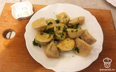 Подавайте горячими, украсив зеленью.