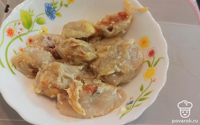 Жареные пельмени со сметаной и сыром — Рецепт с фото