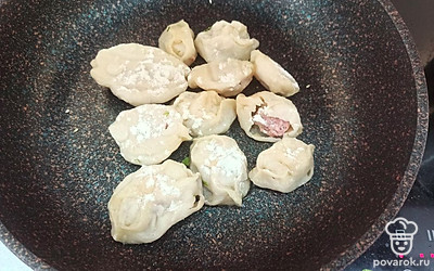 Пельмени обжариваем на растительном масле 2 минуты. 