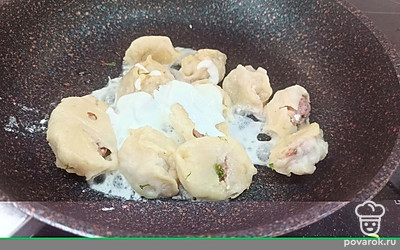 В сковороду добавляем сметану.