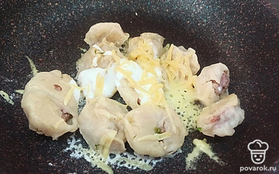 В финале натираем сыр на крупной терке и все перемешиваем. Снимаем сковороду с плиты. 