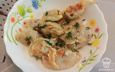 Подаем пельмени порционно, украсив свежей зеленью. 