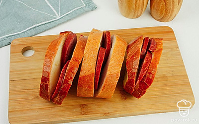 Подготовьте бутерброды. Положите колбаску между батоном.