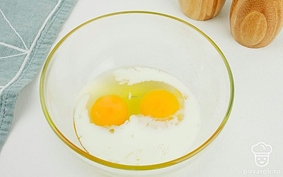 Яйца перемещайте с молоком в однородную массу и немного посолите.