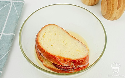 Опустите в смесь бутерброды и хорошенько промокните.