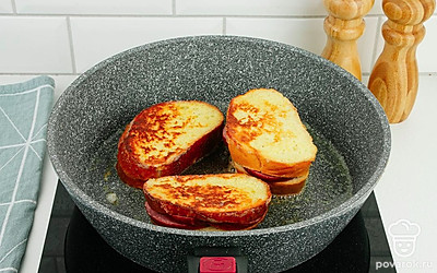 Обжарьте бутерброды с двух сторон, на сковороде, смазанной сливочным маслом.