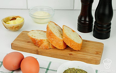 Помойте куриные яйца. Подготовьте остальные ингредиенты.