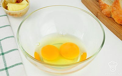 В глубокую миску разбейте куриные яйца.