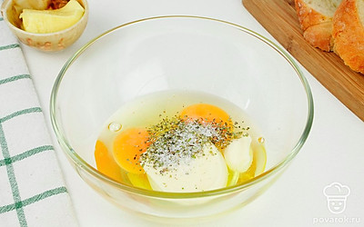 Добавьте майонез, прованские травы, соль и черный перец. Всё перемешайте до однородности.