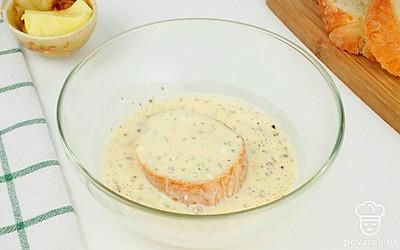 Обмакните ломтики хлеба в яично-майонезную массу. Подержите их в ней немного, чтобы они пропитались. Главное не переусердствовать, чтобы хлеб не развалился.