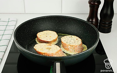 Растопите сливочное масло в сковороде. Выложите на нее пропитанные ломтики хлеба.