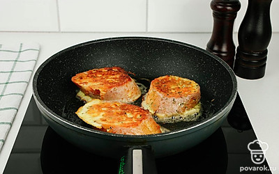 Обжарьте гренки по 2 минут с каждой стороны на среднем огне.