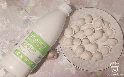 Поставьте сковороду с растительным масло на огонь. Пока масло разогревается, подготовьте необходимые ингредиенты: кефир, замороженные пельмени, чеснок, укроп.