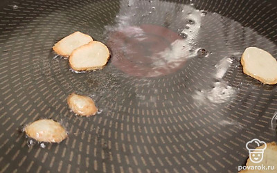 Чеснок нарежьте слайсами и обжарьте на сковороде до золотистого цвета.