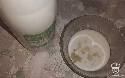 Пока пельмени жарятся, приготовьте соус. Для этого в емкость, где будете смешивать соус, добавьте кефир и чеснок, пропущенный через пресс.