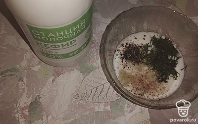 Далее положите мелко нарезанные веточки укропа, черный молотый перец и соль по вкусу. Перемешайте.