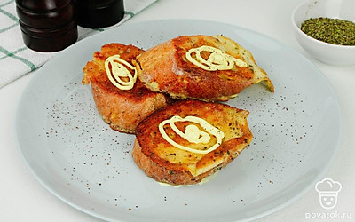 Готовые гренки украсьте майонезом или любым другим соусом, например, сырным, а также посыпьте черным перцем. Приятного аппетита!