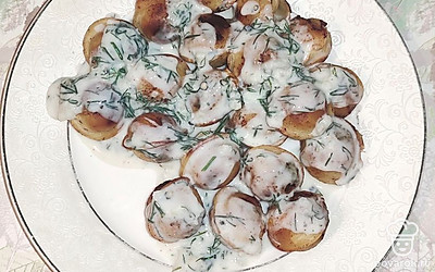 Жареные пельмени полейте соусом. 