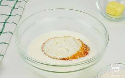 В широкую миску вылейте молоко. Обмакните в него каждый ломтик хлеба. Слишком долго не держите хлеб в молоке, чтобы он не развалился.