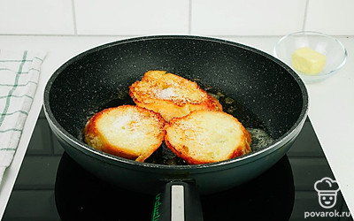 Посыпьте гренки сахаром. Дождитесь, когда сахар растает и впитается в хлеб, и снимите гренки с огня.