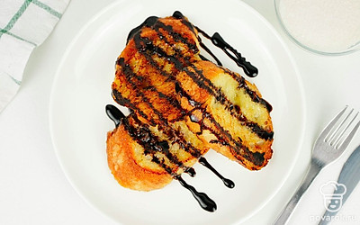 Выложите гренки на тарелку и полейте шоколадным топпингом. Готово. Приятного аппетита!