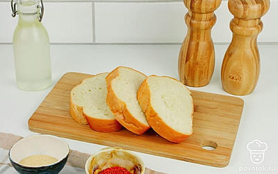 Подготовьте все ингредиенты. Для приготовления гренок в микроволновке вам понадобится большая плоская тарелка из стекла или керамики. Нельзя использовать металлическую посуду или керамические тарелки с металлическими ободками и узорами.