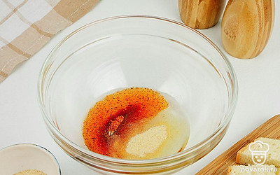 В миске смешайте растительное масло, паприку, сушеный чеснок, соль и черный перец.