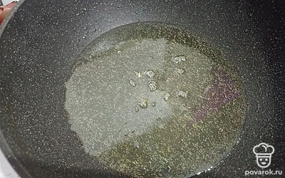 В глубокую сковороду влейте большое количество подсолнечного масла и хорошо нагрейте. 