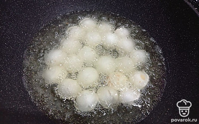 Аккуратно положите туда пельмени и жарьте на небольшом огне около 10 минут, периодически помешивая. Пельмени должны приобрести золотистый цвет. 