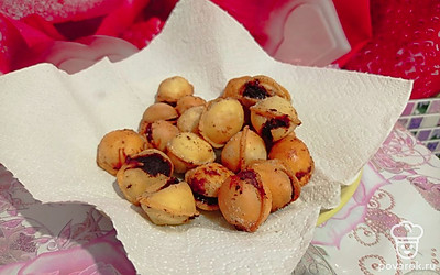 Готовые пельмени выложите на бумажное полотенце, чтобы оно впитало лишнее масло. Посолите по вкусу. 