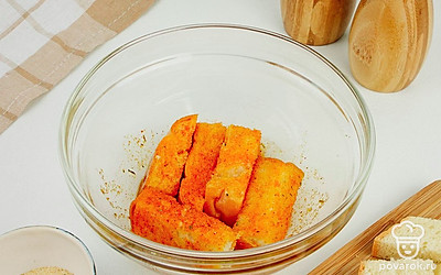 Обмакните хлеб в получившуюся смесь.