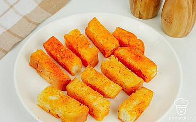 Выложите хлебные брусочки одним слоем на тарелку.