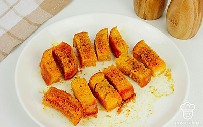 Отправьте гренки в микроволновую печь. Готовьте их на полной мощности 1 минуту. Затем переверните и готовьте еще 1 минуту.