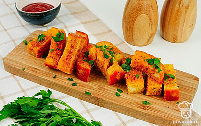 Посыпьте гренки рубленой зеленью. Готово.