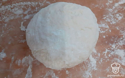 Соедините воду, муку, яйцо, соль. Замесите тугое тесто заранее. Дайте ему постоять, отдохнуть.