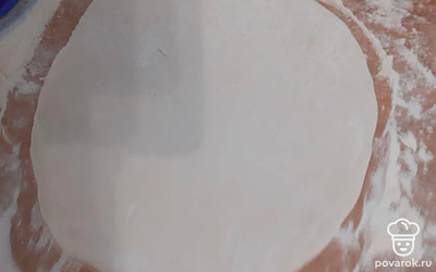 Отщипните от общего теста небольшой кускочек и раскатайте его тонко.