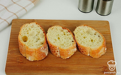 Отрежьте три ломтика багета толщиной 1,5 см.