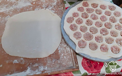 Отщипните еще немного теста, тоже раскатайте тонко. 