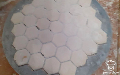 Положите сверху тесто. Хорошо раскатайте с помощью скалки, чтобы лишнее тесто отпало от формы.