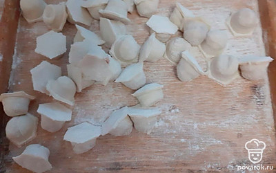 Переверните форму, и пельмени выпадут сами.