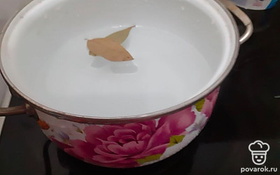 Поставьте воду с солью и лавровым листом на плиту.