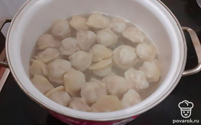 Когда вода закипит, выложите пельмени. Доведите до кипения, засеките 5 минут, и ваши пельмени готовы.