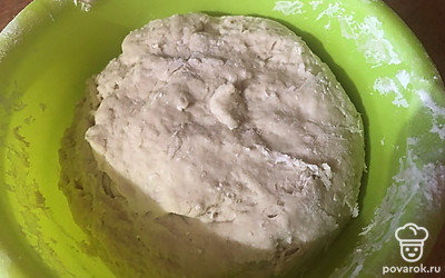 Для теста в яйца добавьте соль, воду и муку. Замесите тесто, чтобы оно не прилипало к рукам.