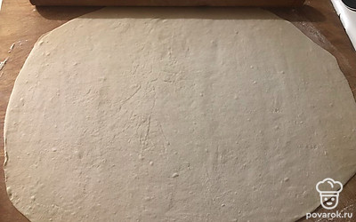 Раскатайте тесто в большой блин толщиной 1-2 миллиметра.