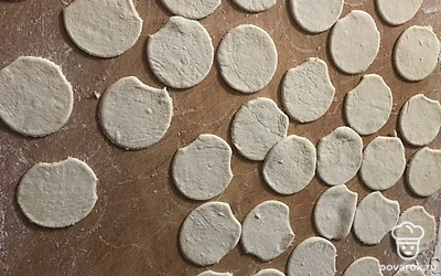 Вырежьте кружочки. Можно использовать стакан диаметром 4-5 сантиметров.